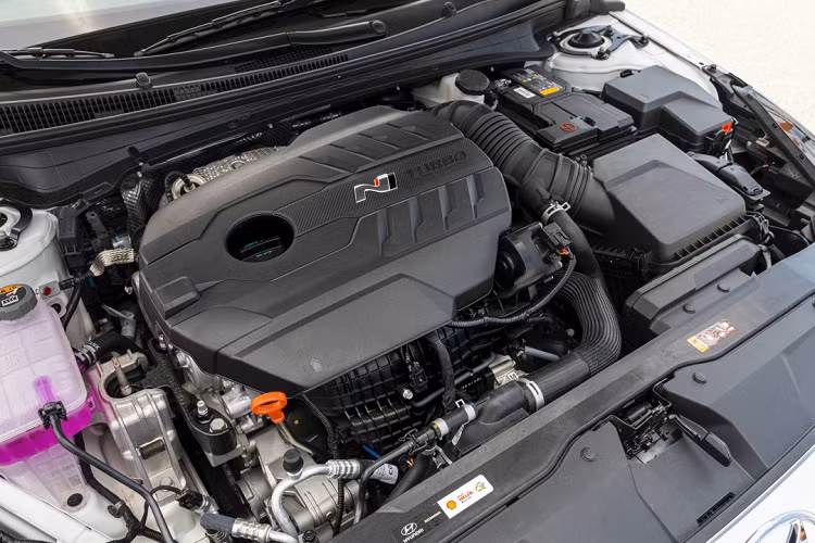 Elantra N sẽ có trọng lượng nhẹ hơn, hệ thống treo cứng hơn. Đây cũng là lần đầu tiên mẫu xe này được Hyundai trang bị trục integrated drive axle (IDA), lấy cảm hứng từ công nghệ được sử dụng trên xe đua WRC. Đáng chú ý, Elantra N 2022 còn có bộ mâm 19 inch thể thao Michelin PS4S size 245, giúp khách hàng thỏa mãn đam mê chinh phục tốc độ.