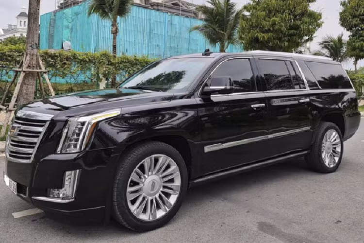 Những năm 2015, 2016, Cadillac Escalade đời 2015 với thiết kế ấn tượng, uy quyền đã được các showroom nhập tư nhân liên tiếp đưa về nước để phục vụ các đại gia Việt. Sau 6 năm, những chiếc Cadillac Escalade đã qua sử dụng vẫn là món hàng hiếm. Chiếc Escalade Phiên bản Platinum đời 2015 đang được rao bán lại với giá gần 4 tỷ đồng trong bài viết là một ví dụ.
