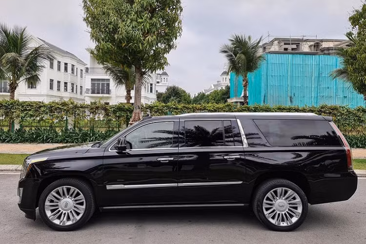 Theo công bố, Cadillac Escalade có mức tiêu hao nhiên liệu trong phố lên tới 16.8 lít/100 km, đường cao tốc là 11.7 lít/100 km. Dù thế, mức giá xe Cadillac Escalade 2015 gần 4 tỷ đồng nhưng sở hữu ngoại hình nổi bật trên phố, nội thất rộng rãi khiến nó thực sự là một mẫu xe đáng để trải nghiệm SUV sang fullsize đậm chất Mỹ như Cadillac Escalade.