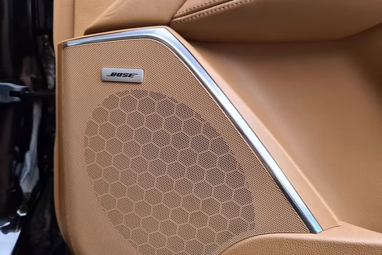 Thân xe dài, chiều cao lớn, trọng tâm cao nên Cadillac Escalade được trang bị các hệ thống tăng cường độ ổn định của xe như hệ thống chống lật, cân bằng điện tử (tiêu chuẩn cho các dòng xe của tập đoàn GM).