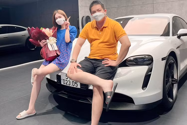 Thông tin mới nhất được vợ chồng Di Băng chia sẻ lên mạng xã hội cho thấy, 2 người mới rước chiếc xe điện đắt đỏ Porsche Taycan Turbo đời mới về nhà sau gần 1 tháng để tại showroom chính hãng để chờ hoàn tất các thủ tục ra biển kiểm soát cho xe.