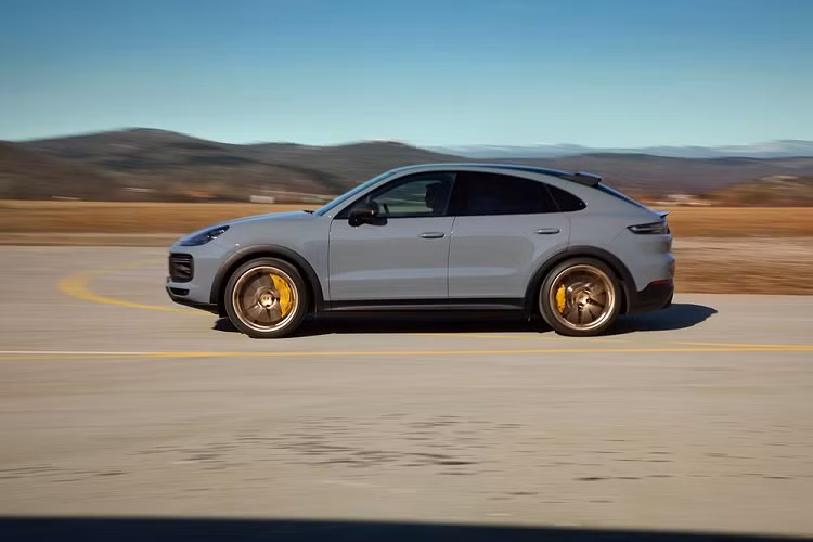 Theo thông tin từ nhà sản xuất, Porsche Cayenne Turbo GT được thiết kế nhằm tối ưu hóa hiệu suất và cảm giác lái chính xác với động cơ V8, tăng áp kép, dung tích 4.0L, sản sinh công suất tối đa 631 mã lực cùng mô-men xoắn cực đại 850 Nm. Như vậy, phiên bản này mạnh hơn 89 mã lực và 80 Nm so với Porsche Cayenne Turbo Coupe.