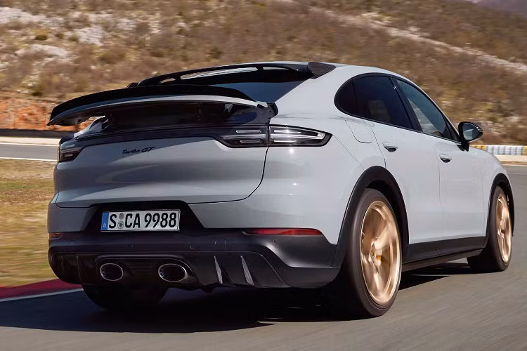 Tay đua Lars Kern của Porsche đã chứng thực khả năng vận hành ấn tượng này của Cayenne Turbo GT bằng việc chinh phục vòng đua dài 20,832 km chỉ trong 7 phút 38,9 giây tại đường đua Nürburgring Nordschleife, xác lập kỷ lục mới cho dòng xe SUV.