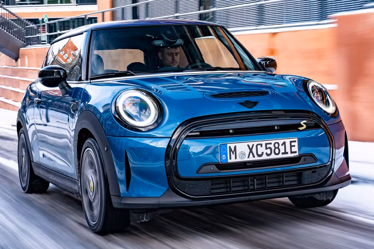 Hãng xe Anh quốc vừa giới thiệu phiên bản mới cho dòng xe Cooper SE với tên gọi MINI Electric Collection 2021 mới. Phiên bản này được bổ sung thêm nhiều trang bị, giúp chiếc xe trông cá tính và năng động hơn bản Cooper SE tiêu chuẩn.
