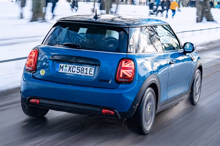 Ngoại thất của xe điện MINI Cooper SE Electric Collection được hoàn thiện với màu sơn xanh Island Blue, đây là lần đầu tiên một phiên bản Cooper SE được phủ màu sơn này. Khách hàng cũng có thể chi thêm tiền để thay đổi màu sơn phần mái thành xám hoặc dạng đa sắc.