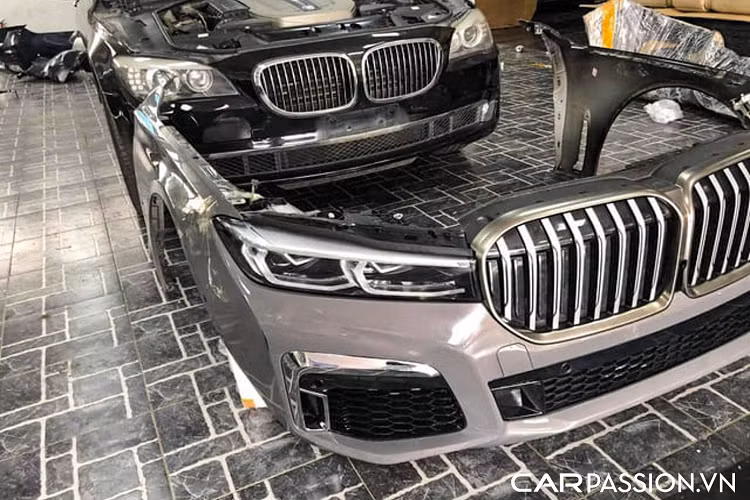 Tuy nhiên, dự án nâng cấp chiếc BMW 7 Series F02 đời cũ lên thế hệ mới nhất là một dự án “khó nhằn” hơn, yêu cầu sự khéo léo, tinh tế của đội ngũ nâng cấp giàu kinh nghiệm. Chiếc BMW 7 Series F02 trong bài viết này đã được thợ độ Sài Gòn nâng cấp lên thế hệ mới nhất cùng loạt chi tiết, phụ tùng chính hãng. Để chiếc xe có thể hoàn thiện cùng diện mạo hoàn mỹ nhất, đội ngũ kỹ thuật của garage đã phải cần tới 4 tháng để hoàn tất quá trình nâng cấp.