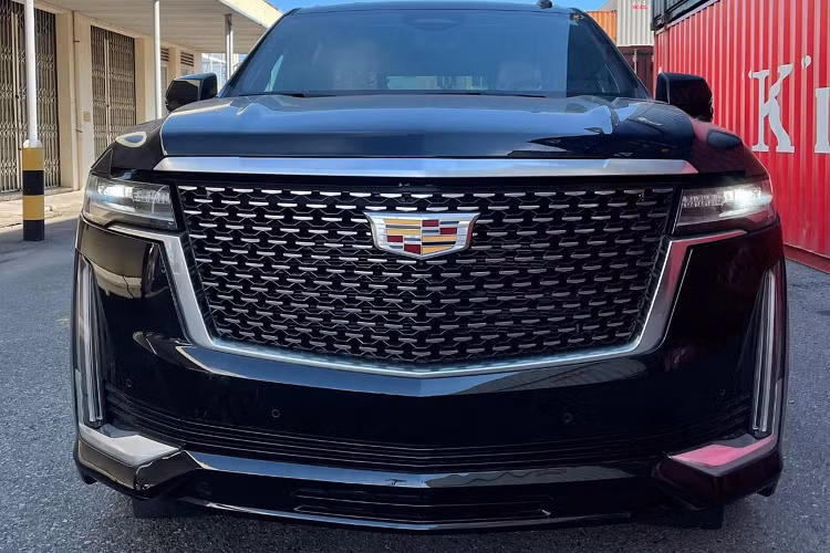ESV là tên gọi để người dùng phân biệt đây là phiên bản trục cơ sở kéo dài của Escalade. Cụ thể, xe có chiều dài 5.766 mm, trục cơ sở 3.407 mm... những thông số của Cadillac Escalade bản cơ sở sẽ lần lượt là 5.382 mm và 3.071 mm.