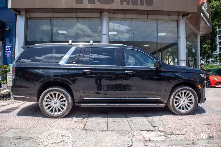 Phiên bản cao cấp vừa được đưa về Việt Nam được trang bị gói an toàn cao cấp Trailering Integration với nhiều tính năng hiện đại như: cảnh báo va chạm, phanh tự động, cảnh báo điểm mù mở rộng với 9 chế độ xem camera, hệ thống lái bán tự động Super Cruise, hệ thống lái xe tự động, giám sát người lái qua camera/cảm biến radar, hệ thống Super Cruise cho phép thay đổi làn đường tự động, cảnh báo chệch làn đường... Hiện tại, giá xe Cadillac Escalade ESV 2021 mới cập bến Việt Nam nhưng chưa được tiết lộ, nhưng dự đoán hơn 8 tỷ đồng.