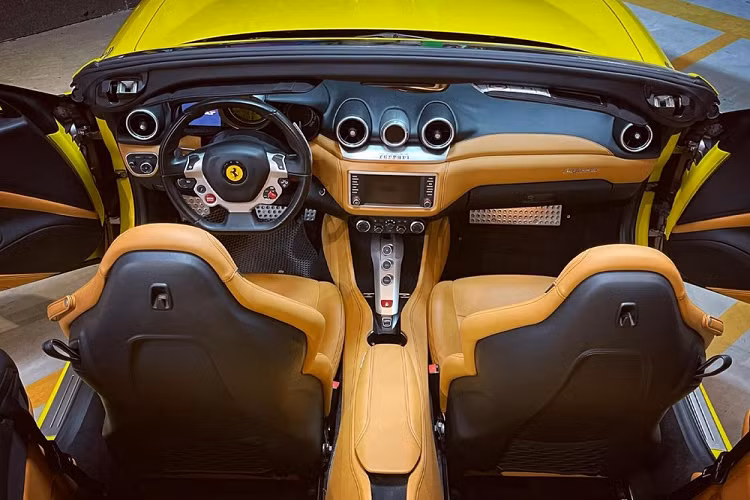 Tuy nhiên, các mẫu siêu xe Ferrari đã qua sử dụng có thể giúp nhiều người giải thoả cơn khát sở hữu siêu xe của hãng xe Ý. Thậm chí với tài chính khoảng 10 tỷ đồng, người mua còn có thể rước về garage chiếc Ferrari California T mui trần.