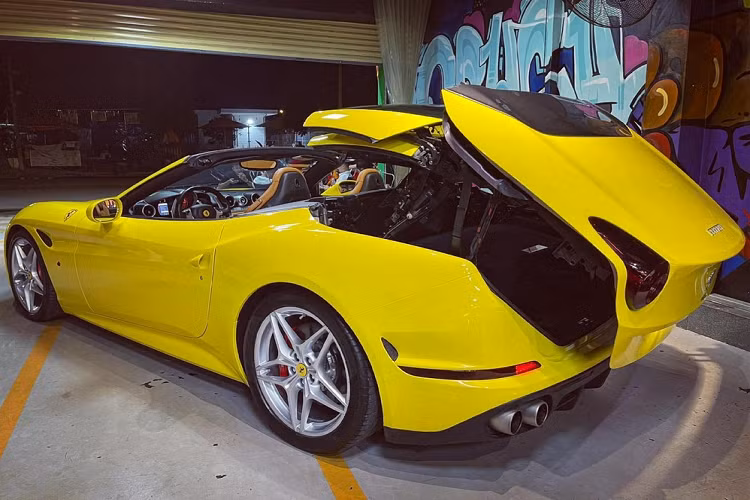Ferrari California T rất phù hợp cho 1 gia đình nhỏ với hàng ghế sau phù hợp cho các con nhỏ ngồi hoặc làm khoang chứa đồ. Thậm chí khi xe mở mui, người lớn có thể ngồi phía sau hàng ghế này mà không lo đụng đầu, nỗi ám ảnh giờ đây chỉ là khoảng duỗi chân. Số lượng xe tại Việt Nam chỉ có 2 chiếc và đều mang tông màu xanh dương, nhưng chiếc xe từng định cư ở Hải Phòng đã được sơn đổi màu sang tím khói ánh hồng, xe cũng mang biển số của thành phố Hoa Phượng Đỏ.