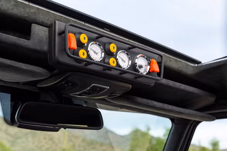 Về thiết kế, Mercedes-Benz G63 AMG 6 × 6 “bóng bẩy” với lớp sơn màu trắng sang trọng, tương phản với một loạt các điểm nhấn bằng sợi carbon trên chắn bùn, mui xe,… . G63 AMG 6 × 6 được trang bị bộ mâm Hutchinson beadlock 18 inch bọc trong lốp Nitto Ridge Grappler 37 inch. Một số tinh chỉnh nổi bật khác có thể kể đến như: cùm phanh Brembo ở cả 6 bánh, giảm xóc Ohlins, lò xo cứng hơn,... .