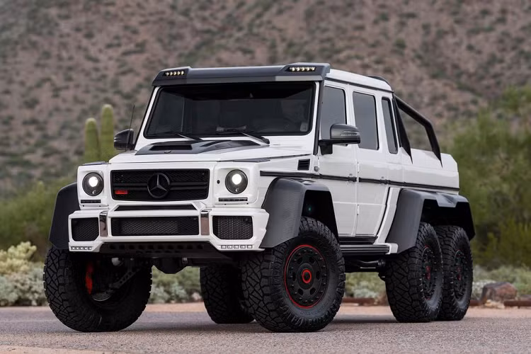 Ra mắt thế giới lần đầu tiên vào năm 2013, “khủng long” Mercedes-Benz G63 AMG 6 × 6 hàng hiếm được đánh giá là một trong những mẫu xe thương mại kì quái nhẩt từng được chế tạo. Do chỉ được sản xuất với số lượng giới hạn nên G63 AMG 6 × 6 có giá bán vô cùng đắt đỏ.