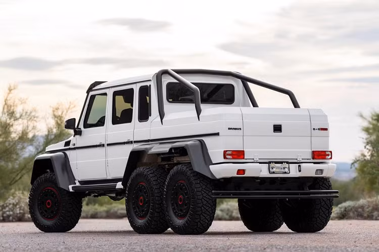 Chiếc SUV địa hình 6 bánh này được Brabus nâng cấp với gói độ B63S-700. Như vậy, động cơ V8, dung tích 5.5L, tăng áp kép nguyên bản của xe đã được tinh chỉnh lại mạnh mẽ hơn với công suất đầu ra 700 mã lực và mô-men xoắn cực đại 960 Nm.