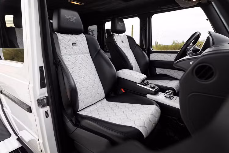 Để có thể đạt được sức mạnh vượt trội như vậy, “khủng long” Mercedes-Benz G63 AMG 6 × 6 đã phải nâng cấp hệ thống tăng áp, ống xả lớn hơn, hệ thống làm mát bằng nước bổ sung, sử dụng vàng để cải thiện khả năng dẫn nhiệt ở đường ống nạp khí và đường ống tăng áp.