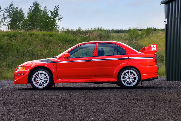 Đi kèm là bộ ghế đua 2 màu đen-đỏ của Recaro với logo "T. Makinen Edition". Dưới nắp capo là khối động cơ 4 xi-lanh turbocharged dung tích 2.0L, công suất 280 mã lực và mô-men xoắn 373 Nm.
