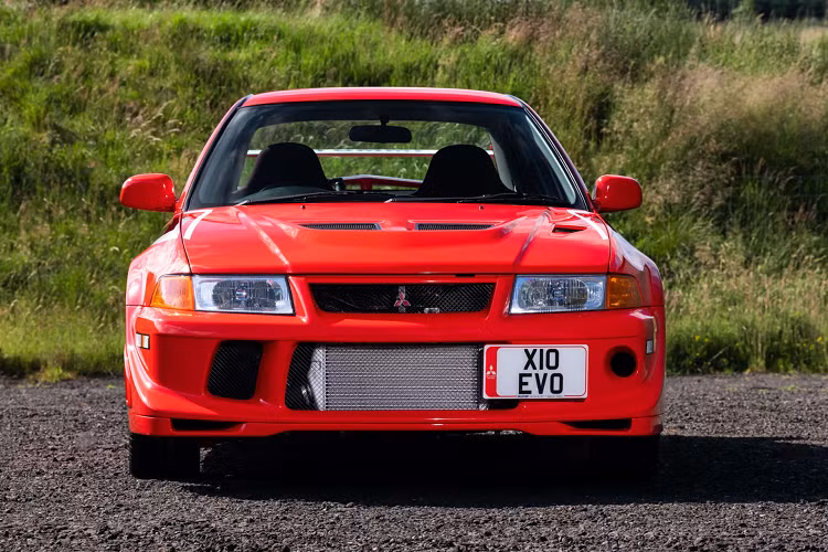 Mitsubishi Lancer Evolution VI Tommi Makinen Edition sở hữu hộp số sàn 5 cấp và hệ dẫn động 4 bánh. Xe có khả năng tăng tốc từ 0 lên 96 km/h trong 4,4 giây trước khi đạt vận tốc tối đa 240 km/h.