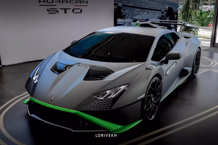 Thông tin về việc chiếc siêu xe Lamborghini Huracan STO đầu tiên về đến Campuchia đã khiến giới mê xe tại Đông Nam Á khá choáng trước sự chịu chơi của các nhà giàu nước này. Không chỉ thế, nhiều khả năng chiếc xe Lamborghini Huracan STO này sẽ định cư hẳn ở Campuchia chứ không phải là xe trưng bày.
