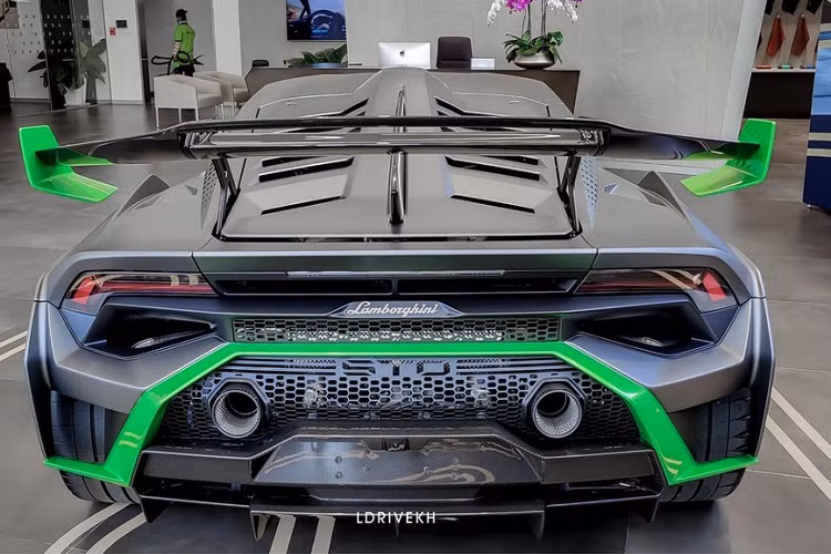 Những hình ảnh cận cảnh về chiếc siêu xe Lamborghini Huracan STO của các đại gia xứ sở chùa tháp đã được chia sẻ lên mạng xã hội và cho ta thấy được cấu hình của xe. Đầu tiên chính là ngoại thất sơn màu xám mờ rất nổi bật và cá tính có tên gọi Grigio Titans. Trước đó, nhiều chiếc xe Lamborghini Huracan STO trên thế giới được nhìn thấy với màu sơn đặc trưng là xanh Blu Laufey.