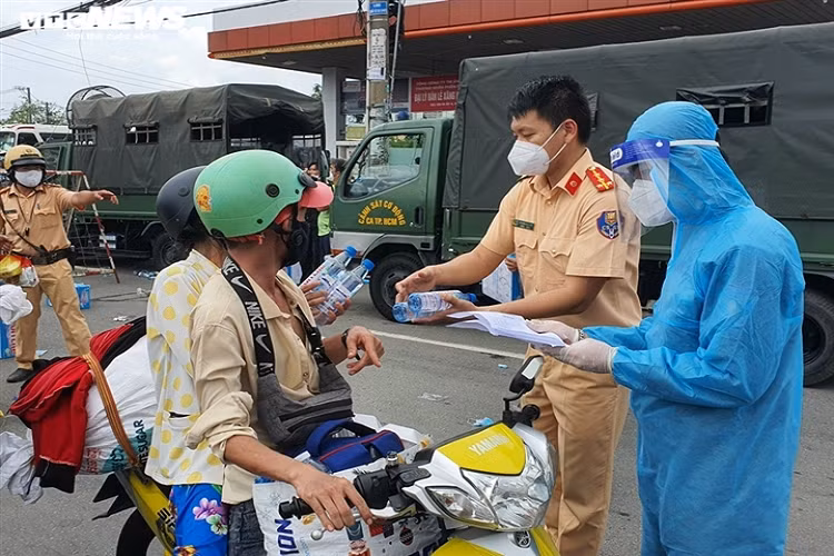 CSGT phát nước cho người dân có nhu cầu về quê. Những gia đình có con nhỏ được phát thêm sữa. 