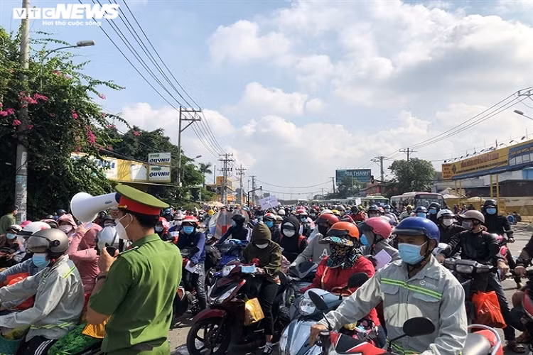 Trong đêm 30/9, hàng ngàn người dân chạy xe máy trên tuyến quốc lộ 1A để rời TP.HCM về các tỉnh miền Tây, gây ùn tắc ở chốt kiểm soát. Để đáp ứng nguyện vọng của người dân, lực lượng chức năng TP.HCM đã liên hệ với các tỉnh miền Tây để lên phương án đưa người dân trở về địa phương an toàn nhất. 