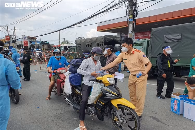 Trong thời gian chờ đợi đến lượt về quê, người dân được CSCĐ, CSGT hướng dẫn kĩ càng để tránh gây ùn tắc giao thông.
