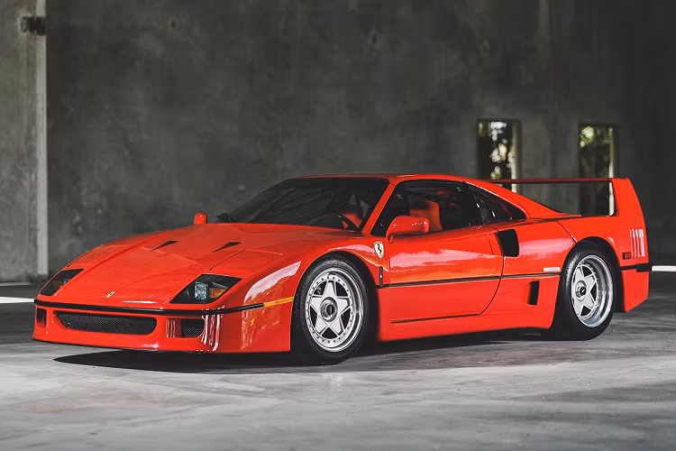 Với dưới 1.000 km trên đồng hồ công tơ mét, chiếc Ferrari F40 giả mạo này được rao bán giá 24.900 USD (tương đương 573 triệu đồng), một cái giá phù hợp với công sức biến hoa một chiếc Fierrro thành F40. Nó có thể không phải là hàng thật và tỉ lệ kích thước cũng không giống F40, nhưng trong thế giới siêu xe giả, nó không phải là dạng tệ.