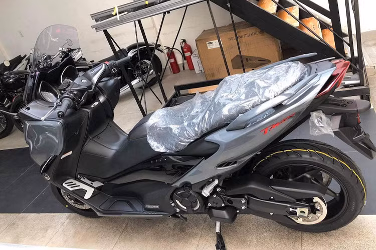 Ngoài ra TMax Tech Max còn có tính năng sưởi ấm tay lái, kính chắn điều khiển bằng điện. Trang bị công nghệ tiêu chuẩn trên xe có ABS, các chế độ lái và kiểm soát lực kéo. Với những trang bị như mô tô, TMax 560 cũng có trọng lượng lên tới 218kg.