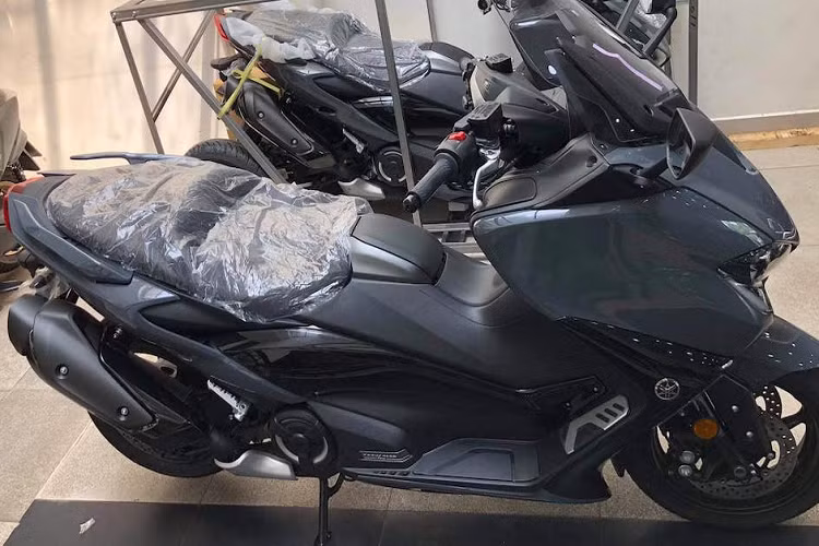 Hệ thống treo cũng có thay đổi trong để phù hợp với việc tăng công suất và mô-men xoắn từ động cơ. Nhìn vào TMax 560, chúng ta cũng có thể thấy rõ chiếc xe đã có kiểu dáng được tái thiết kế lại. Thương hiệu Nhật Bản nói rằng giờ đây việc lên xuống trên chiếc xe của họ dễ dàng hơn nhiều và phần sàn để chân được thiết kế đã thuận tiện hơn. Các điểm đáng chú ý khác là đèn báo rẽ đã tích hợp vào đầu đèn pha, cũng như màn hình hiển thị LCD tách rời.