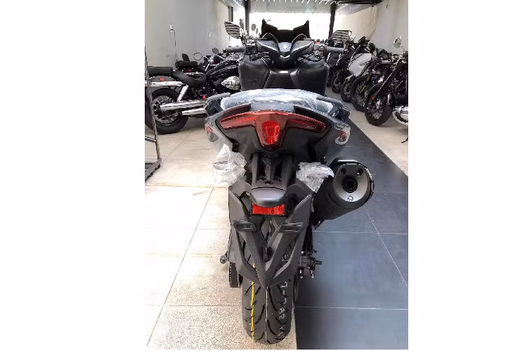 Điều thú vị là Yamaha đã dành rất nhiều thời gian nghiên cứu để tối ưu hóa hộp số tự động CVT và cung cấp sức mạnh tối đa tới bánh sau cho TMax 560. Thiết kế dây curoa kiểu mới cung cấp khả năng truyền tải tăng lên. Toàn bộ tỉ số truyền và tính năng của hộp số tự động cũng được thay đổi mang lại sự tương đồng với cấp số cao hơn ở một dải tua nhất định. Yamaha làm điều này để tạo cảm giác mượt mà và thoải mái ở mọi dải tốc độ cho TMax mới. Một số chi tiết thay đổi cũng góp phần ảnh hưởng đến khả năng tăng tốc của TMax 560.