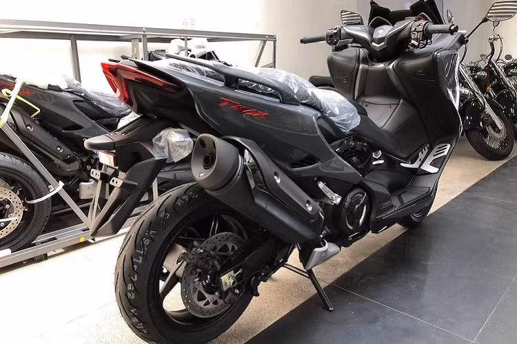 So với bản thường, điểm nổi bật của TMax 560 Tech Max là sở hữu công nghệ kết nối với điện thoại cho phép người lái xác định vị trí, khóa từ xa và xác định các thông tin về chiếc xe thông qua ứng dụng.