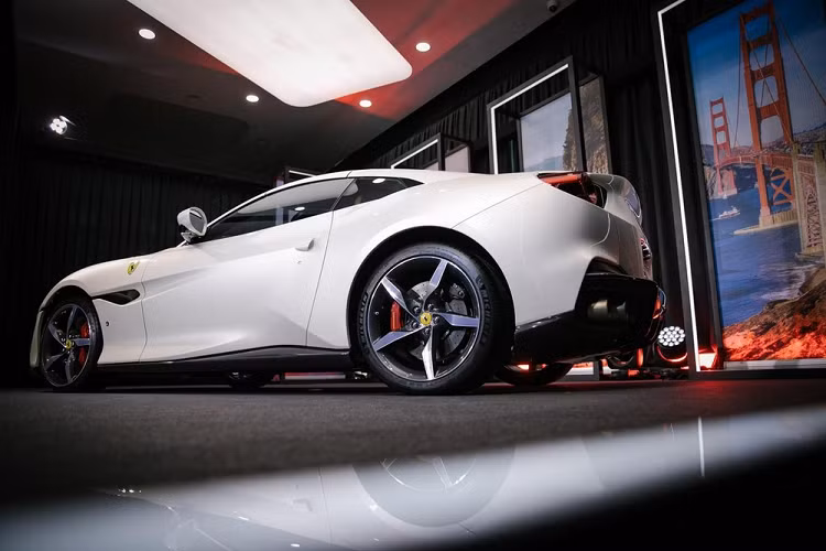 Tốc độ tối đa của Ferrari Portofino M là 320 km/h. Xe trang bị hộp số ly hợp kép 8 cấp.