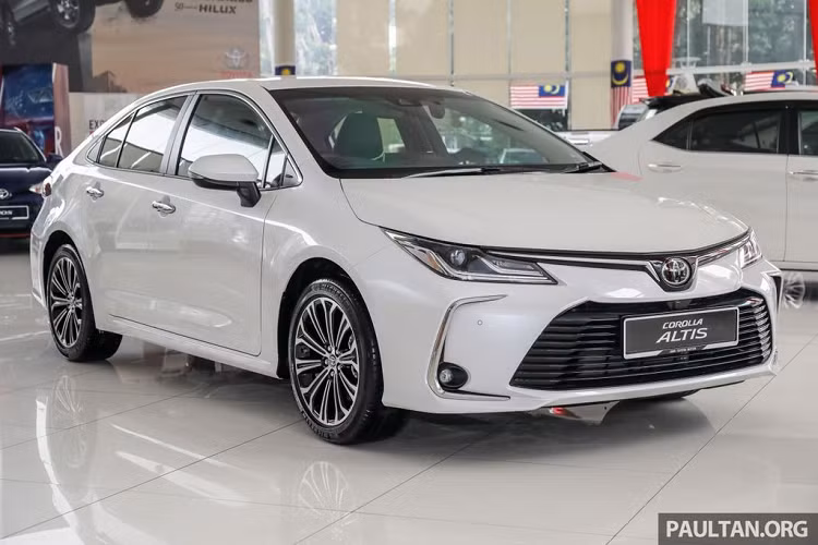 Theo thông tin đăng tải trên trang chủ của Cục Sở hữu Trí tuệ, Toyota Việt Nam đã đăng ký thành công bảo hộ thiết kế của mẫu xe Corolla Altis thế hệ mới vào ngày 10/12/2020. Thông qua hình ảnh này, không khó để nhận ra thiết kế ngoại thất của Toyota Corolla Altis 2021 mới tại thị trường Việt Nam gần như tương đồng so với bản đang bán ra tại Thái Lan.