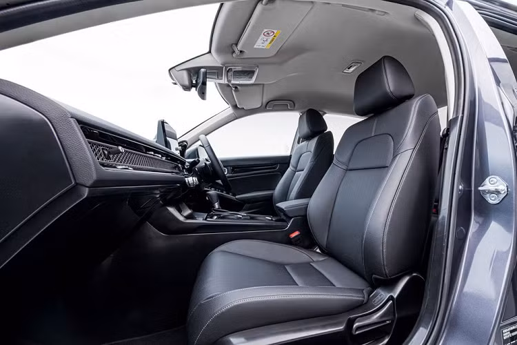 Tuy có giá khởi điểm cao gần gấp 4 lần so với xe ở Thái Lan nhưng Honda Civic 2022 tại Singapore lại được trang bị động cơ yếu hơn. Cụ thể, xe sử dụng động cơ xăng VTEC 4 xi-lanh, tăng áp, DOHC, dung tích 1.5L, sản sinh công suất tối đa 127 mã lực tại dải tua máy 5.500 - 6.000 vòng/phút và mô-men xoắn cực đại 180 Nm tại tua máy 1.700 - 4.500 vòng/phút. Trong khi đó, Honda Civic 2022 ở Thái Lan cũng dùng động cơ như trên nhưng có công suất tối đa 180 mã lực tại tua máy 6.000 vòng/phút và mô-men xoắn cực đại 240 Nm tại dải tua máy 1.700 - 4.500 vòng/phút.