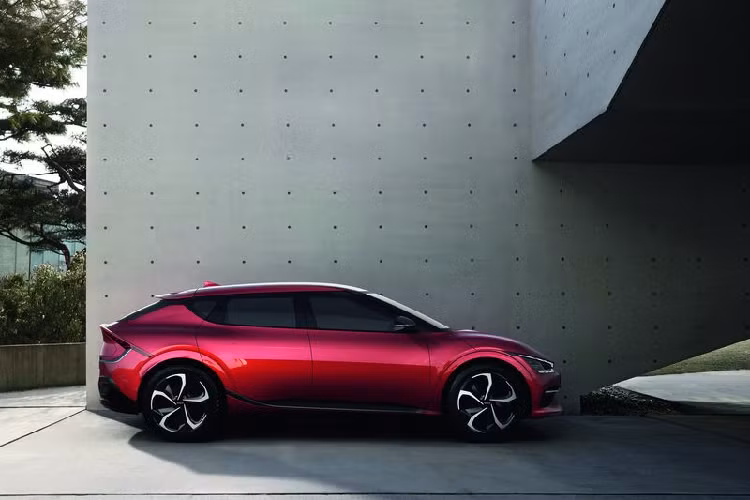 Trong khi đó, những chiếc Kia EV6 sở hữu bộ pin 77,4 kWh sẽ có công suất 225 mã lực ở cấu hình dẫn động cầu sau và 321 mã lực với dẫn động bốn bánh toàn thời gian. EV6 GT sẽ chỉ có sẵn với hệ dẫn động AWD và gói pin dung tích lớn hơn, sản sinh công suất lên tới 577 mã lực, khả năng tăng tốc từ 0 - 100 km/h trong 3,5 giây, nhanh hơn 1,7 giây so với bản GT-line và hơn 2,7 giây so với bản cơ sở.