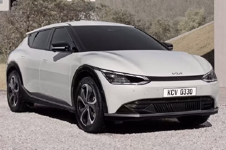 Triết lý thiết kế mới của Kia đã được thể hiện rõ ràng qua phần đầu xe EV6, với các đèn chạy ban ngày sắc sảo gồm 2 dải đối xứng nhau. Nhìn chung, Kia EV6 trông giống như một chiếc crossover mặc dù gầm xe có hơi thấp và cột C lại mang phong cách của một chiếc coupe.