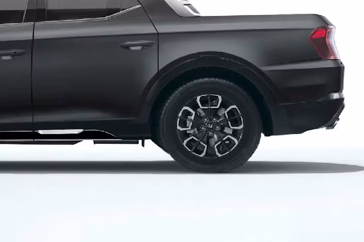 Là mẫu xe bán tải đầu tiên của Hyundai, Santa Cruz hoàn toàn mới sở hữu thiết kế đã thay đổi đáng kể so với phiên bản concept. Trong đó, phần đầu xe của mẫu xe bán tải này được thiết kế theo phong cách khá giống với người anh em Hyundai Tucson thế hệ mới. Điều này được thể hiện qua lưới tản nhiệt cỡ lớn, hòa lẫn mượt mà với dải đèn LED định vị ban ngày.