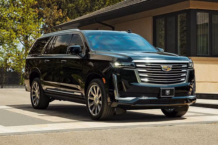 Đi xung quanh khu phố trong một chiếc SUV sang trọng, to lớn như Cadillac Escalade 2021 mới là một cách tuyệt vời để thể hiện thành công, địa vị mà không quá thu hút như một siêu xe hoặc Rolls-Royce. Bản chất này càng có lợi đối với những người mua giàu có, những người lo sợ về sự an toàn của mình mỗi khi đi trên đường.