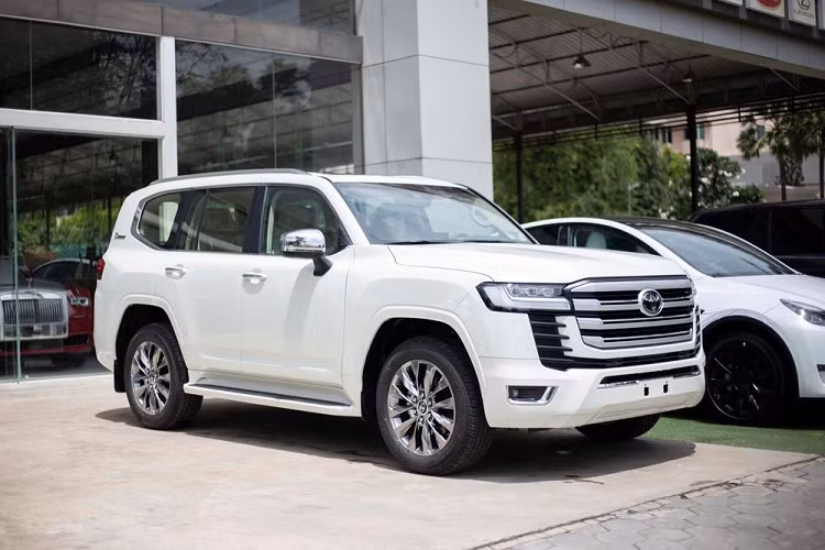 Cơn sốt chơi xe SUV Toyota Land Cruiser 2022 mới không chỉ đang nóng ở Việt Nam mà còn lan tỏa trên thế giới, thậm chí, hãng Toyota đã yêu cầu các khách hàng của mình cam kết không bán lại xe trong một khoảng thời gian nhất định để tránh các đại lý làm giá hay rơi vào các phần tử khủng bố khiến hãng này đau đầu trong nhiều năm qua.