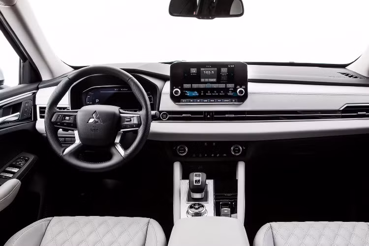 Nội thất của Outlander 2021 được nâng cấp hiện đại và cao cấp hơn. Bảng táp-lô mang thiết kế tối giản theo phương ngang, cụm màn hình thông tin giải trí nay bố trí cao hơn, tách rời khỏi khu vực trung tâm như ở đời xe trước.