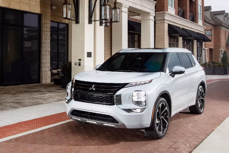 Mitsubishi Outlander thế hệ thứ 4 được phát triển dựa trên nền tảng xe gầm cao của liên minh ôtô Renault-Nissan-Mitsubishi. Mẫu xe trực tiếp chia sẻ nền tảng khung gầm, động cơ với Outlander mới là Nissan Rogue, tên gọi khác của Nissan X-Trail tại thị trường Mỹ.