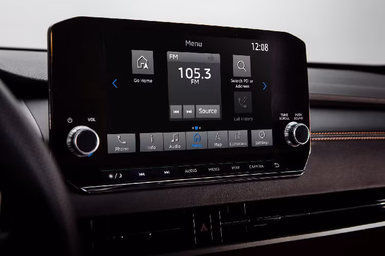 Danh sách trang bị tiện nghi, an toàn nổi bật của Mitsubishi Outlander 2021 gồm có màn hình cảm ứng 9 inch, hiển thị vận tốc trên kính lái HUD, kết nối Apple CarPlay không dây hoặc Android Auto, hệ thống loa Bose 10 chiếc, điều hòa tự động 3 vùng, kiểm soát hành trình thích ứng, hỗ trợ giữ làn, 11 túi khí...