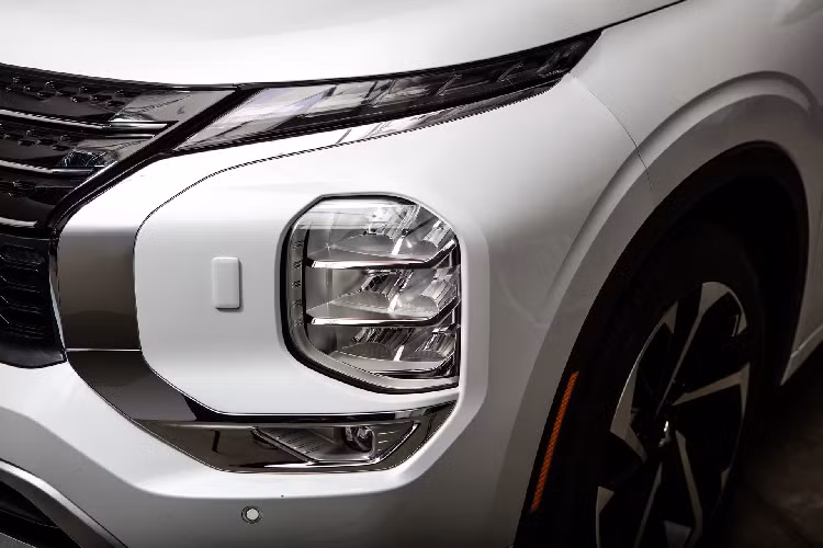 Ngoại hình thực tế của Mitsubishi Outlander 2021 không quá khác biệt với mẫu concept Engelberg Tourer từng được trưng bày tại Geneva Motor Show. Chiếc xe gầm cao của Mitsubishi nay mang vóc dáng mạnh mẽ và bệ vệ hơn thế hệ cũ. Đầu xe vẫn được thiết kế theo ngôn ngữ Dynamic Shield với lưới tản nhiệt mở rộng. Đuôi xe trông trẻ trung hơn khi cụm đèn hậu LED bố trí nằm ngang và tạo hình thanh mảnh hơn trước.