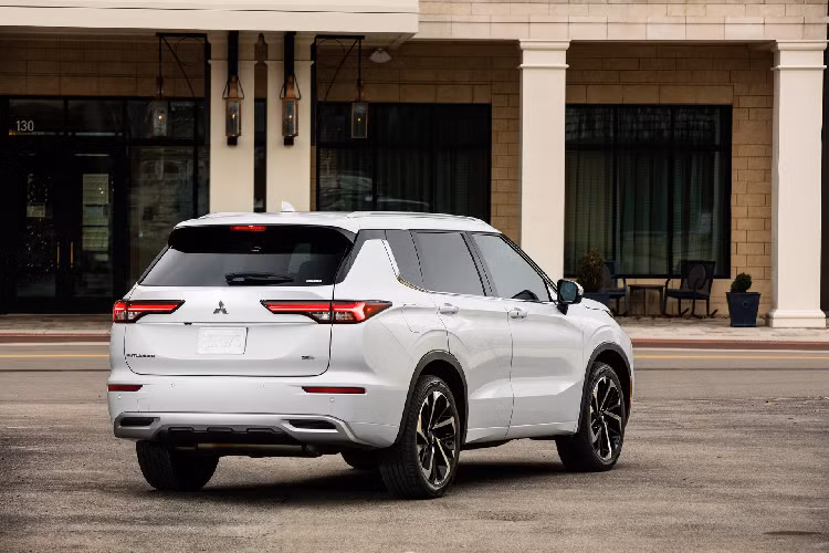 Ở đời xe mới, Mitsubishi Outlander được trang bị tiêu chuẩn nội thất 7 chỗ ngồi. Ngoài Nissan X-Trail, các đối thủ khác của Mitsubishi Outlander 2021 có thể kể đến Honda CR-V, Mazda CX-8, Hyundai Santa Fe, Kia Sorento hay Peugeot 5008.
