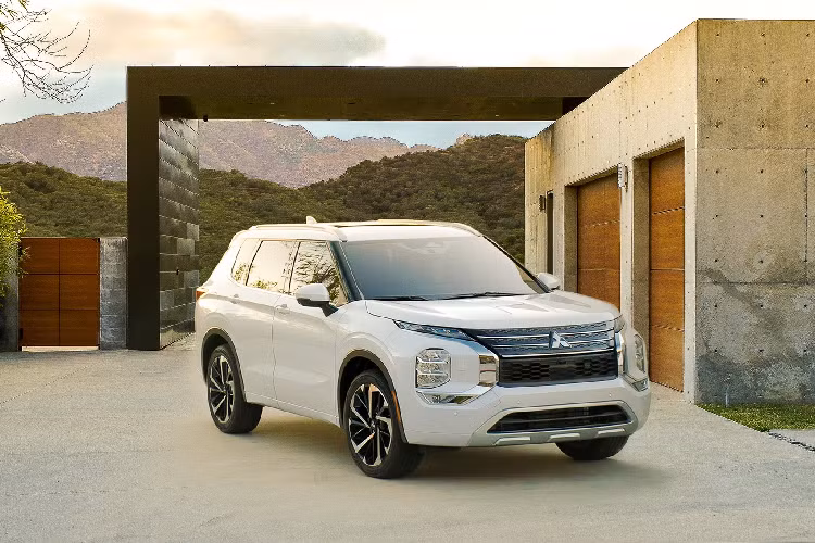  Mitsubishi Outlander 2021 mới là thế hệ thứ 4 của dòng xe này, mẫu SUV cỡ trung được hãng xe Nhật Bản thay đổi toàn diện về ngoại hình, thiết kế nội thất, tính năng tiện nghi và các tùy chọn động cơ mới.