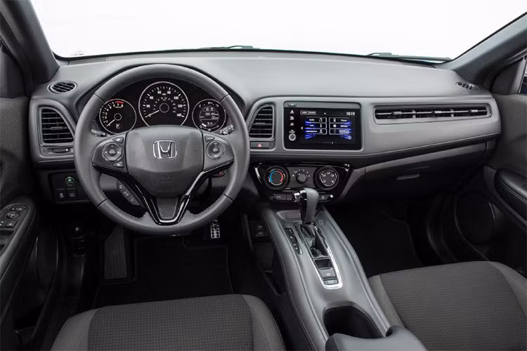 Với khoang nội thất, tất cả các phiên bản của Honda HR-V 2021 nâng cấp mới đều được trang bị màn hình giải trí cảm ứng 7 inch mới, tương thích Apple CarPlay và Android Auto. Ngoài ra, còn có 2 cổng sạc USB ở khu vực bảng điều khiển trung tâm.