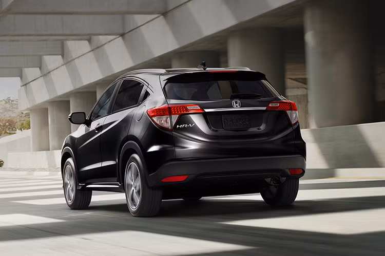 Riêng biến thể Honda HR-V Sport Hybrid i-DCD sẽ được trang bị đèn pha LED, đèn sương mù LED và đèn hậu LED theo tiêu chuẩn. Màu sơn trắng Orchid White Pearl sẽ bị loại bỏ khỏi bảng màu của HR-V Hybrid 2021, thay thế vào đó là màu trắng Platinum White Pearl. Phiên bản hybrid cũng có vô lăng ba chấu bọc da mới.