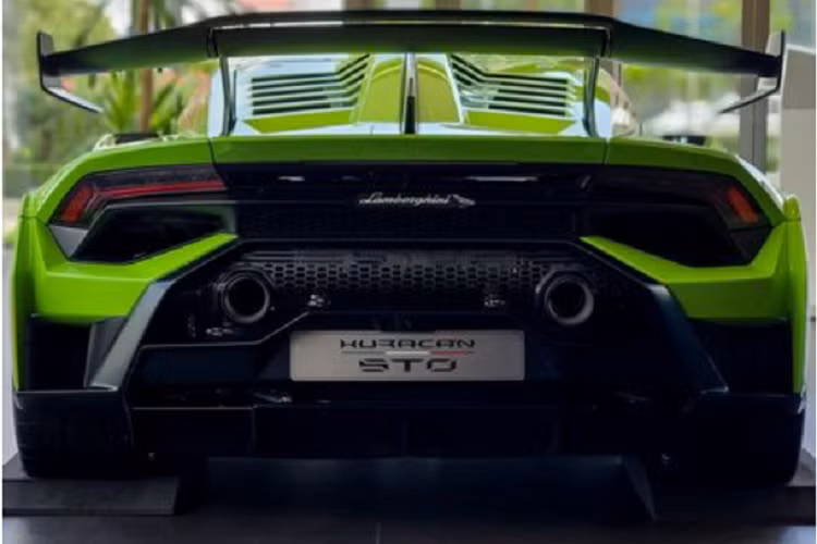 Di chuyển vào bên trong, nội thất của chiếc Lamborghini Huracan STO này được hoàn thiện với da bọc màu đen, cùng các chi tiết sợi carbon và điểm nhấn màu xanh lá cây tạo sự liên kết với ngoại thất.