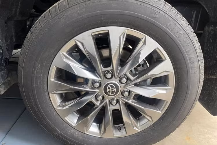 Toyota Land Cruiser thế hệ mới đã ra mắt thị trường Việt Nam vào đầu tháng 7 năm nay với giá niêm yết 4,06 tỷ đồng, tuy nhiên, mọi khách hàng muốn nhận hàng sớm đều phải "mua bia kèm lạc", tốn thêm khoảng 500 triệu đồng nữa.