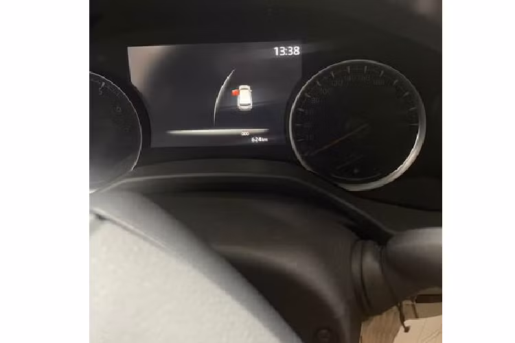 Đặc biệt, thế hệ mới của Toyota Land Cruiser chứng kiến sự ra đi của khối động cơ V8 cũ để chuyển sang động cơ xăng tăng áp kép V6 3.5L cho công suất 409 mã lực và mô-men xoắn 650 Nm, kết hợp hộp số tự động 10 cấp và hệ dẫn động 4 bánh.