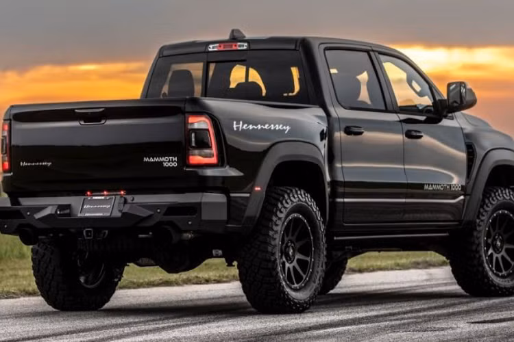 Tất cả các mẫu siêu bán tải Hennessey Mammoth 1000 TRX được xuất xưởng đều được trang bị sẵn tựa đầu có logo Hennessey và bảng số thứ tự.